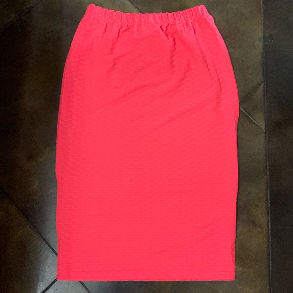 Zadie B’s brand peachy pink textured skirt.
Size Large